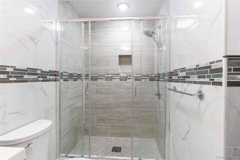 Delivered fully vacant. Over 3,300 sq ft, this large recently - photo 9