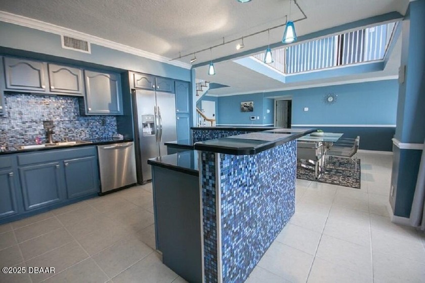 This IS the beach dream! 2 Story Penthouse perched on the 19th - photo 11