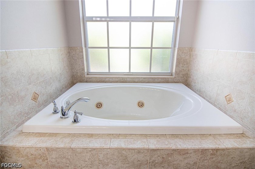 Welcome to this beautifully maintained pool home, ideally - photo 21