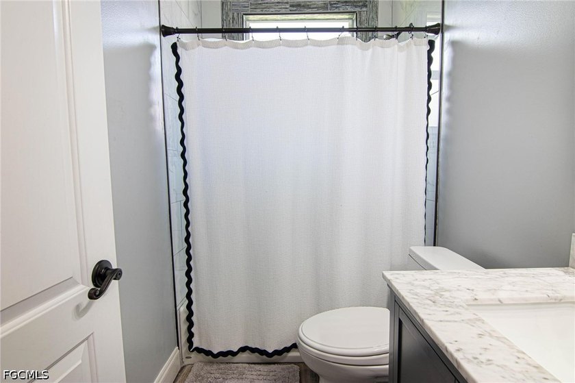 Welcome to this beautifully maintained pool home, ideally - photo 28