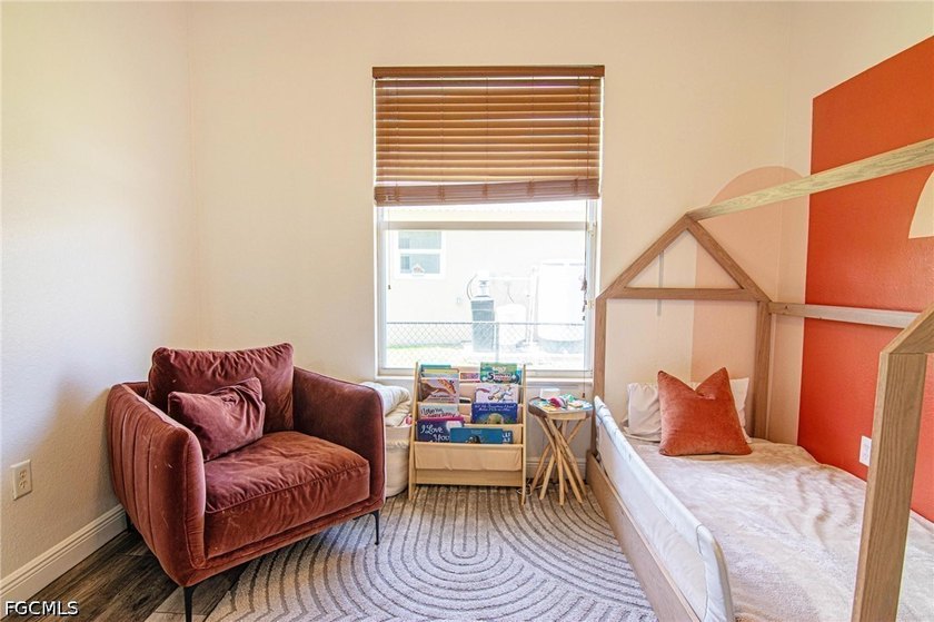 Welcome to this beautifully maintained pool home, ideally - photo 30