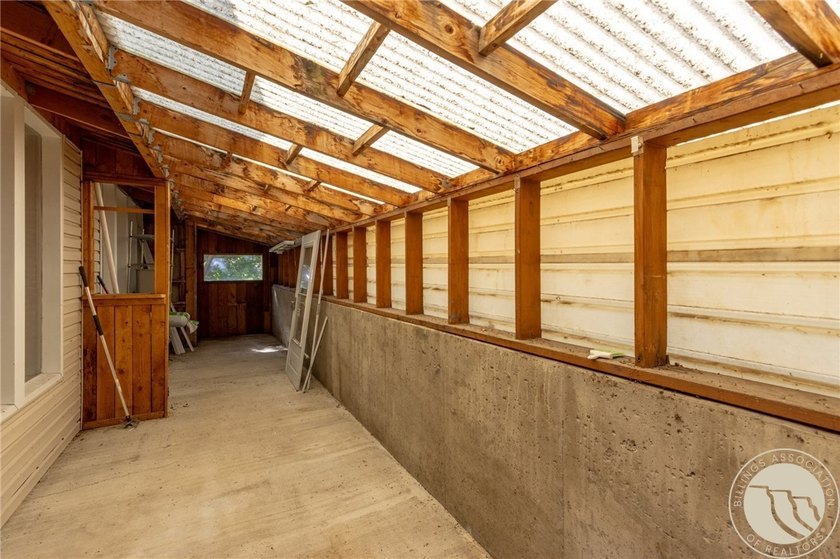 This spacious ranch-style home offering 7 bedrooms, 3.5 - photo 32