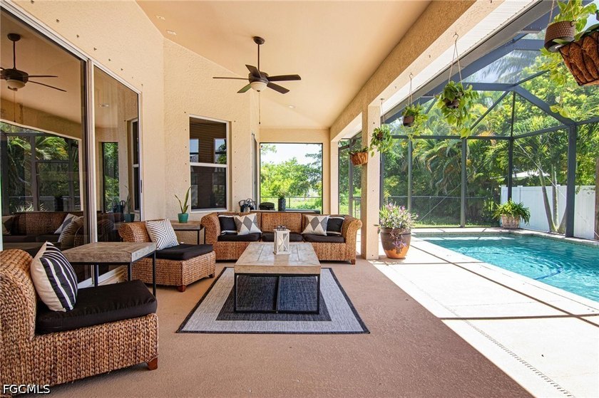 Welcome to this beautifully maintained pool home, ideally - photo 32