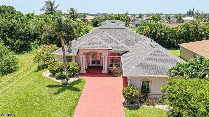Welcome to this beautifully maintained pool home, ideally - photo 33