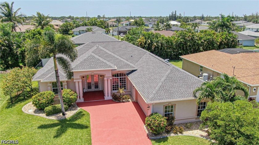 Welcome to this beautifully maintained pool home, ideally - photo 34