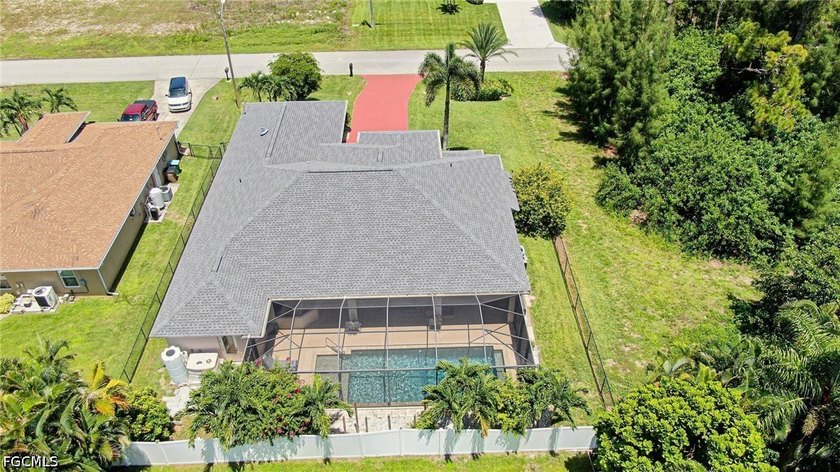 Welcome to this beautifully maintained pool home, ideally - photo 36