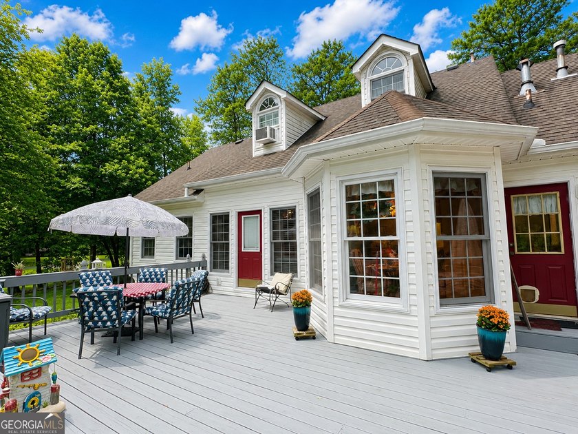 Welcome home to this beautiful 4-bedroom, 3-bath retreat nestled - photo 7