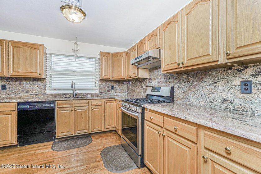 Welcome to 39 Selkirk Street located in a prime South Shore - photo 10