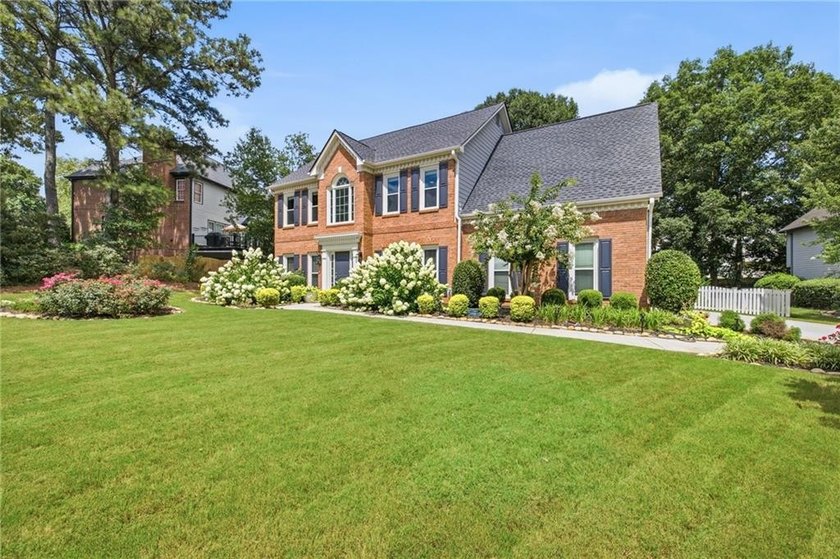 Welcome home to this beautifully updated Craftsman-style - photo 3