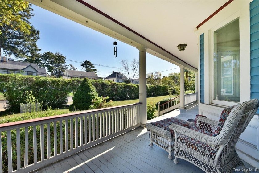 Set on a peaceful, tree lined street in Freeport, this arts and - photo 4