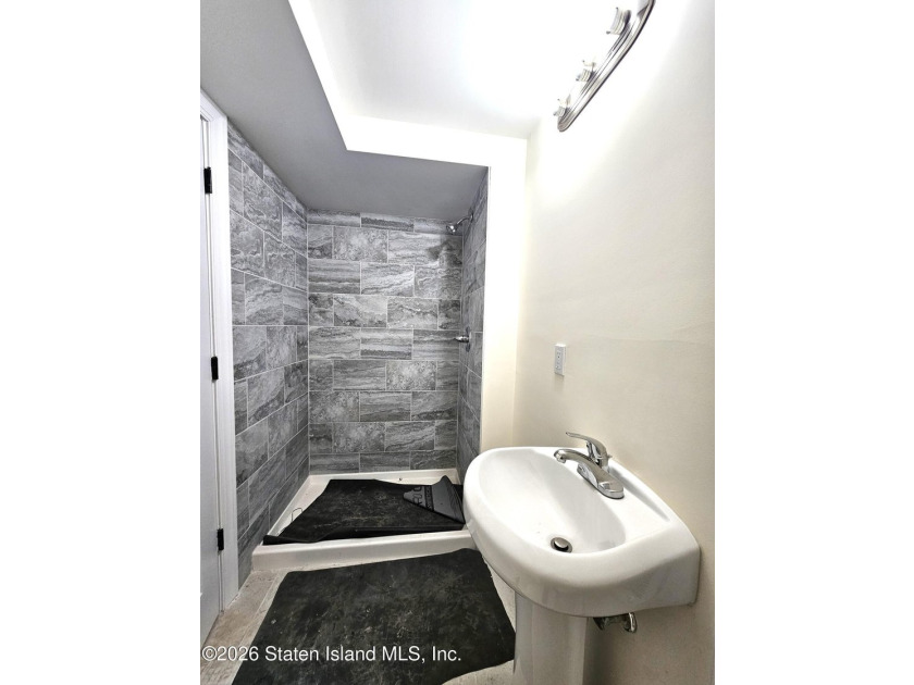 Newly built 3 bedrooms, 3 bathrooms house with lots of day - photo 16