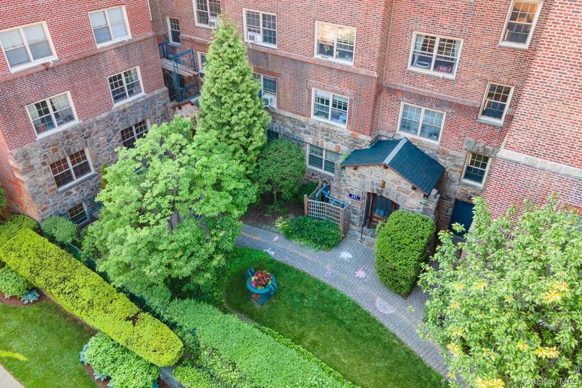 Step into this sun-filled one-bedroom in Beauchamp Gardens, a - photo 2