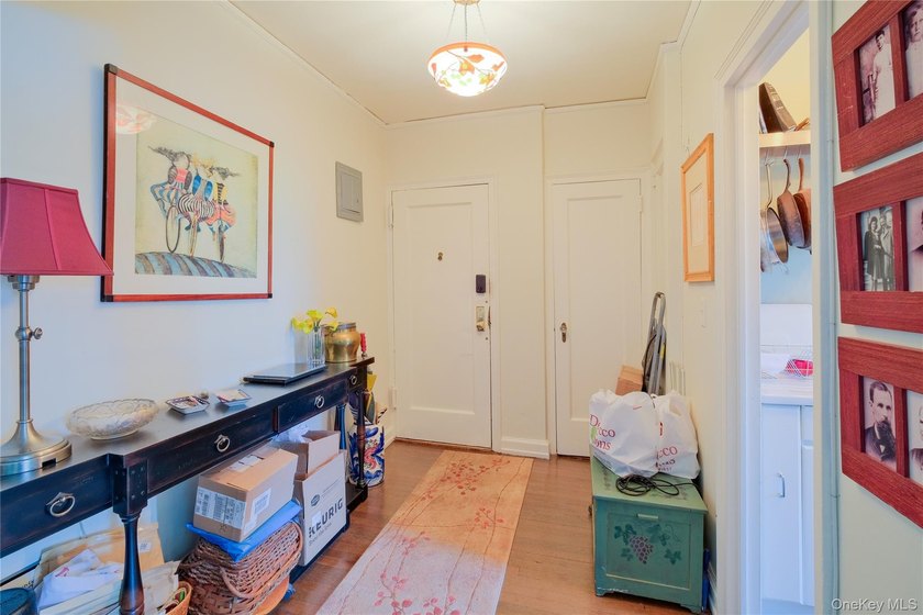 Step into this sun-filled one-bedroom in Beauchamp Gardens, a - photo 5