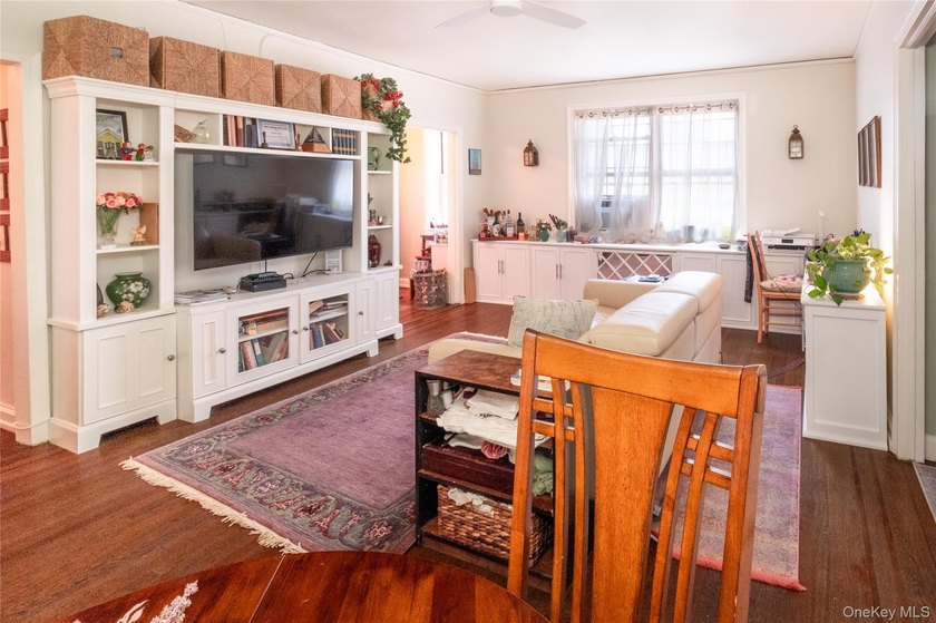 Step into this sun-filled one-bedroom in Beauchamp Gardens, a - photo 7