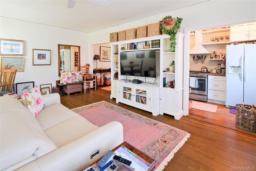 Step into this sun-filled one-bedroom in Beauchamp Gardens, a - photo 9