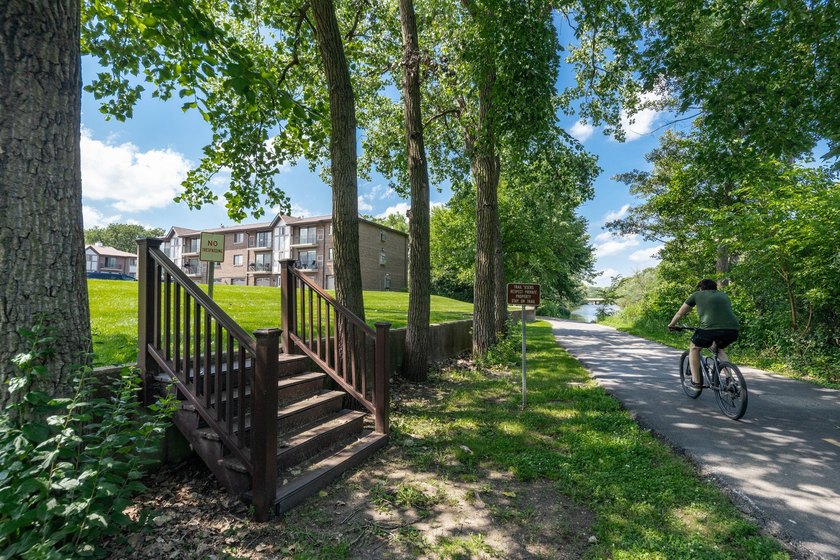 *** Beautifully updated third-floor end unit offering privacy - photo 22