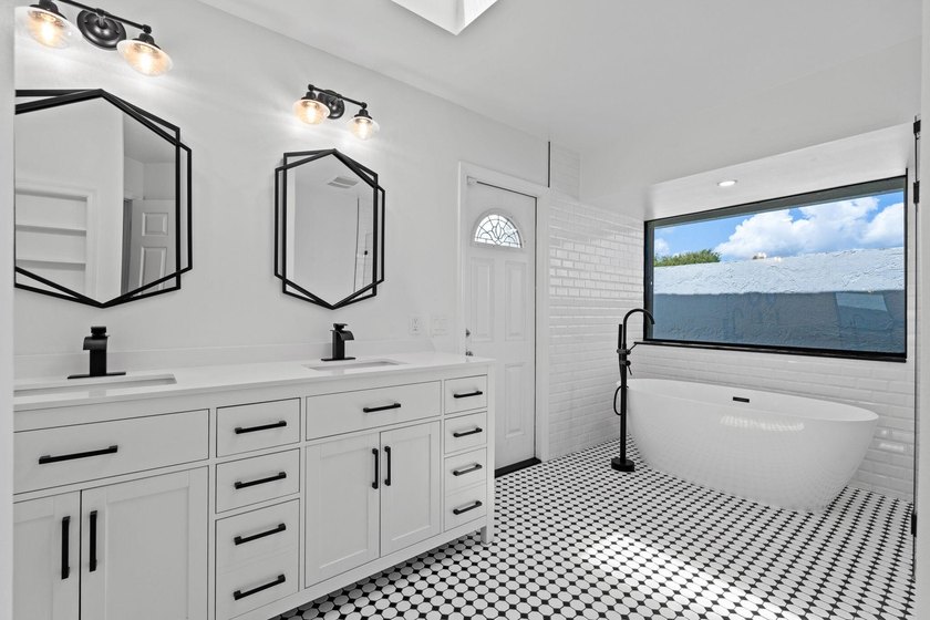 Welcome to this spacious single-story pool home in the - photo 30