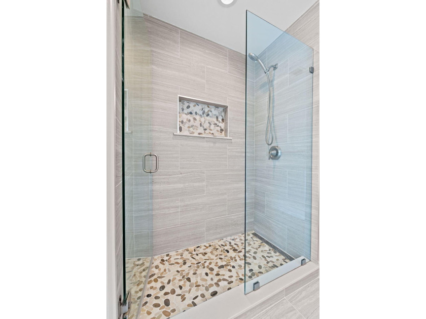 Welcome to this spacious single-story pool home in the - photo 38