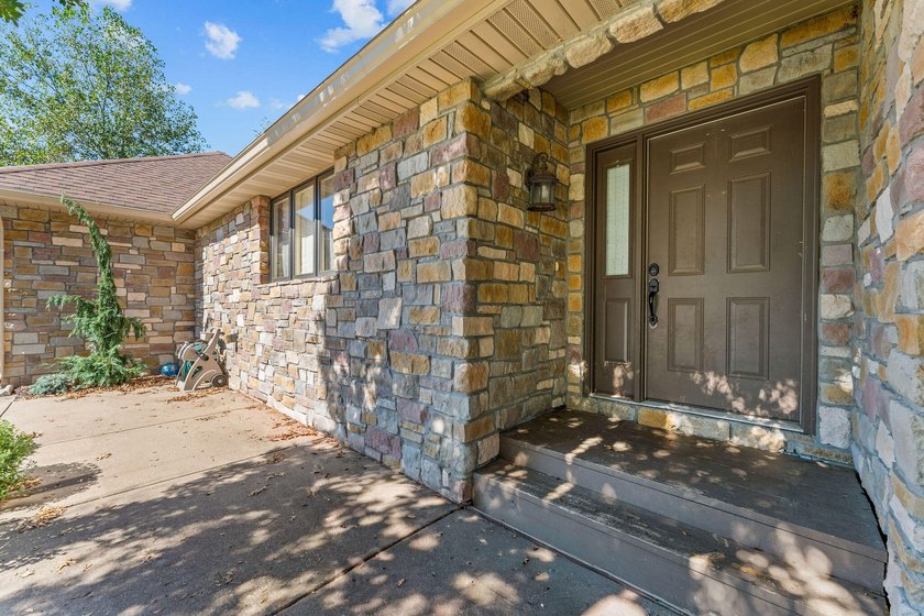MOTIVATED SELLER. Seller able to provide flooring allowancee - photo 3