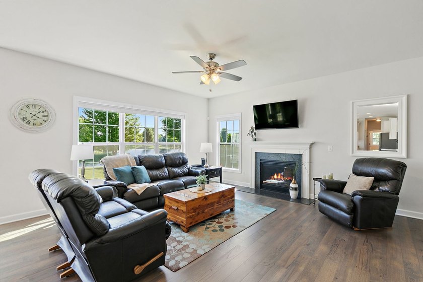 Luxury and timeless elegance come together in this exceptional - photo 9