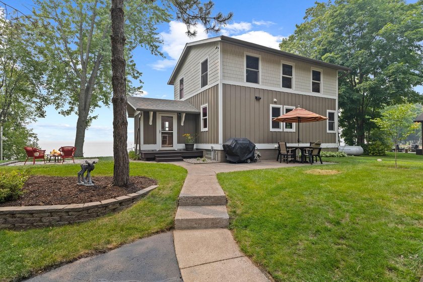 This is a rare opportunity for you to own a stunning, renovated - photo 2