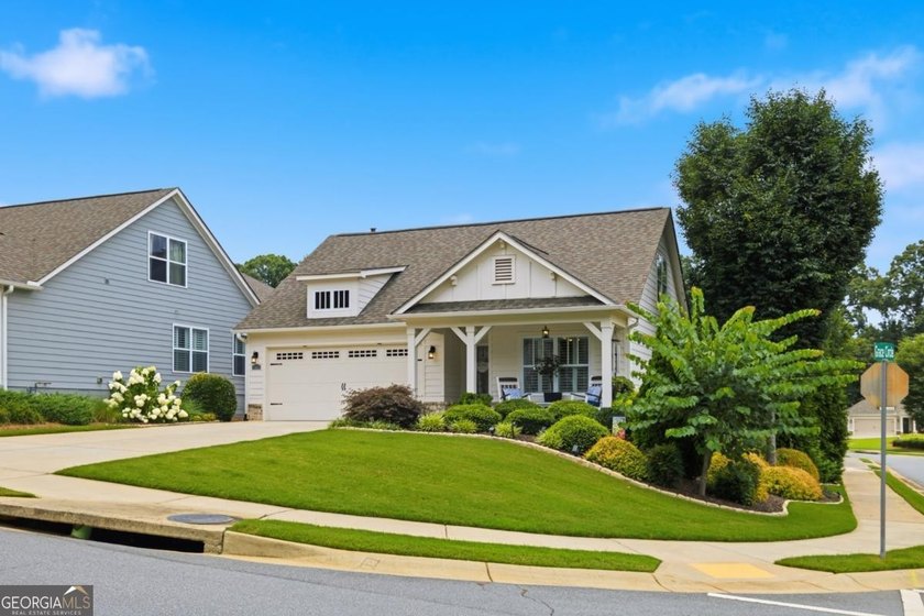 Welcome home to this immaculate, craftsman-style ranch home in - photo 2