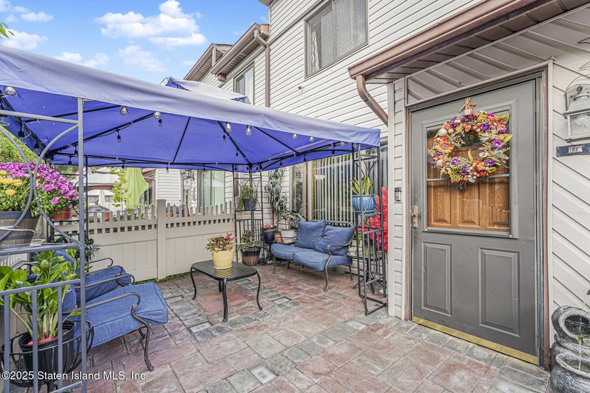 Welcome to this spacious and beautifully cared-for three-bedroom - photo 3
