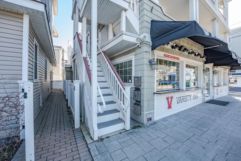 Welcome to 605 E 8th Street where you are in the center of it - photo 4