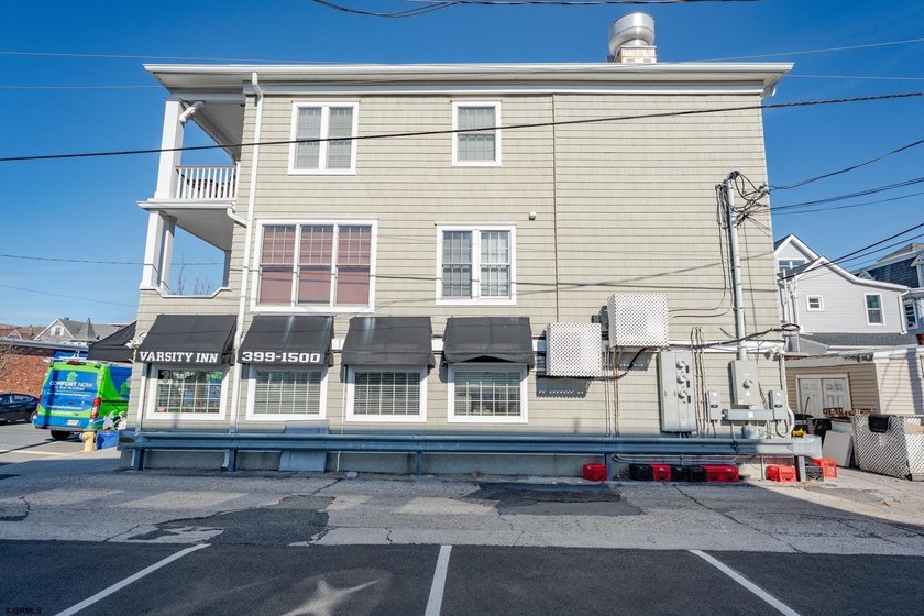 Welcome to 605 E 8th Street where you are in the center of it - photo 5