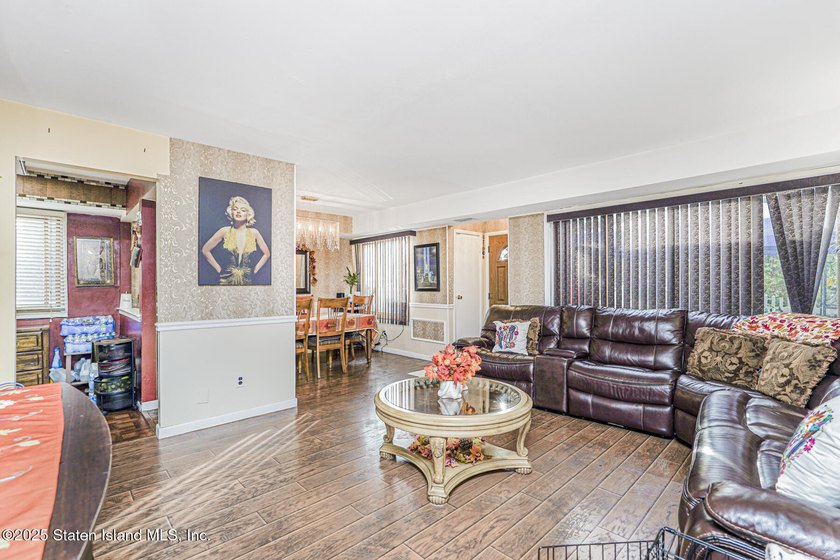 Welcome to this spacious and beautifully cared-for three-bedroom - photo 6