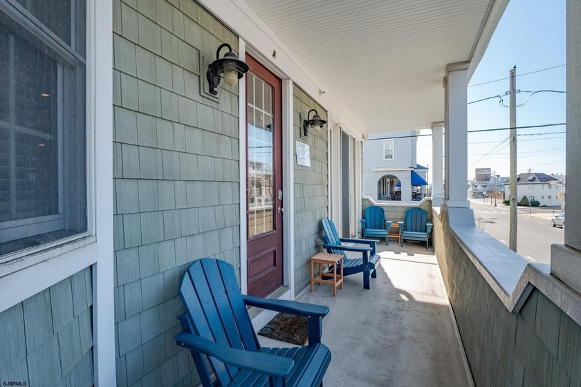 Welcome to 605 E 8th Street where you are in the center of it - photo 7
