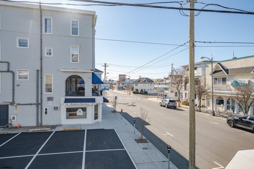 Welcome to 605 E 8th Street where you are in the center of it - photo 8