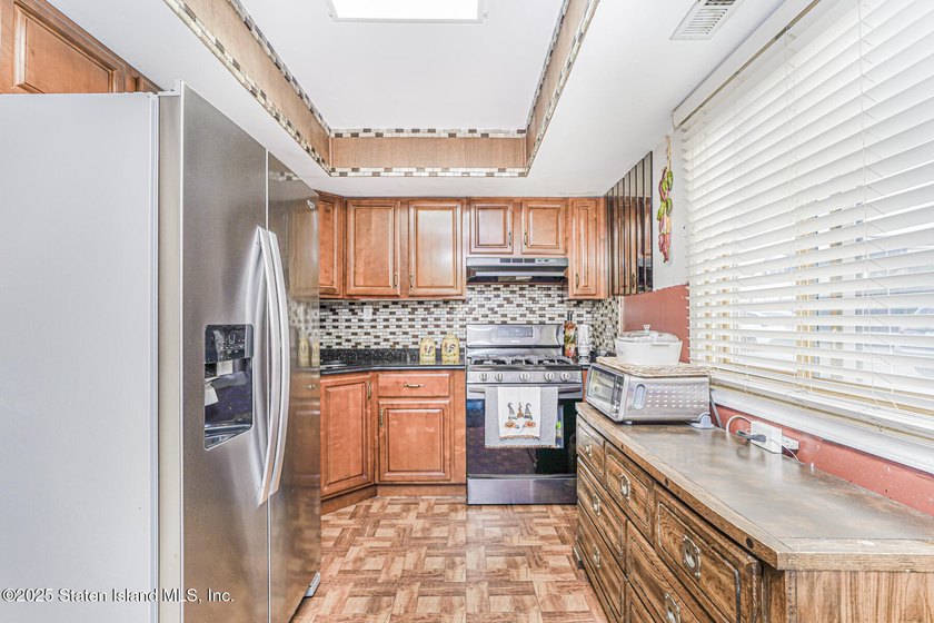 Welcome to this spacious and beautifully cared-for three-bedroom - photo 9