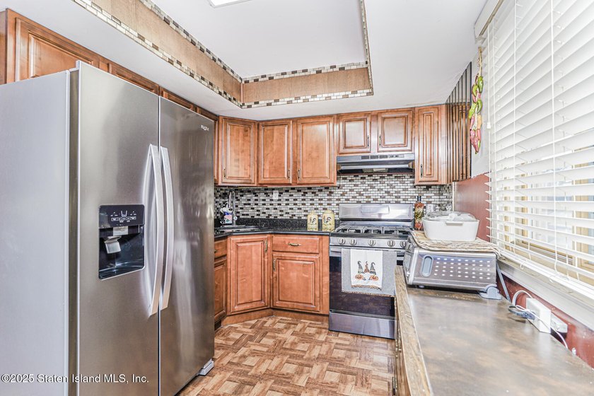 Welcome to this spacious and beautifully cared-for three-bedroom - photo 10