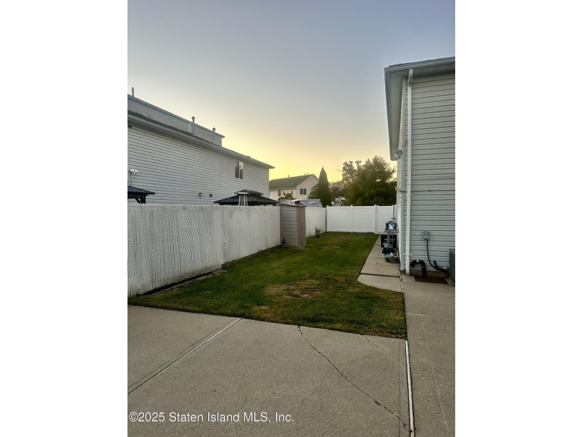 BACK ON THE MARKET! Welcome to this beautifully maintained - photo 5