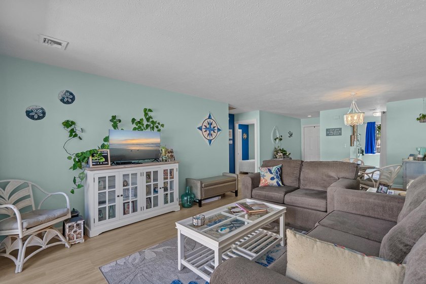 Welcome to this beautifully updated 2-bed/1-bath condo in - photo 9