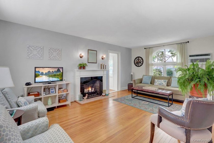 This is not a house, it's a Home! A Charming Colonial for your - photo 2