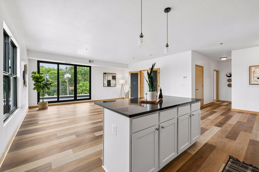 Enjoy elevated urban living in this light filled, freshly - photo 4