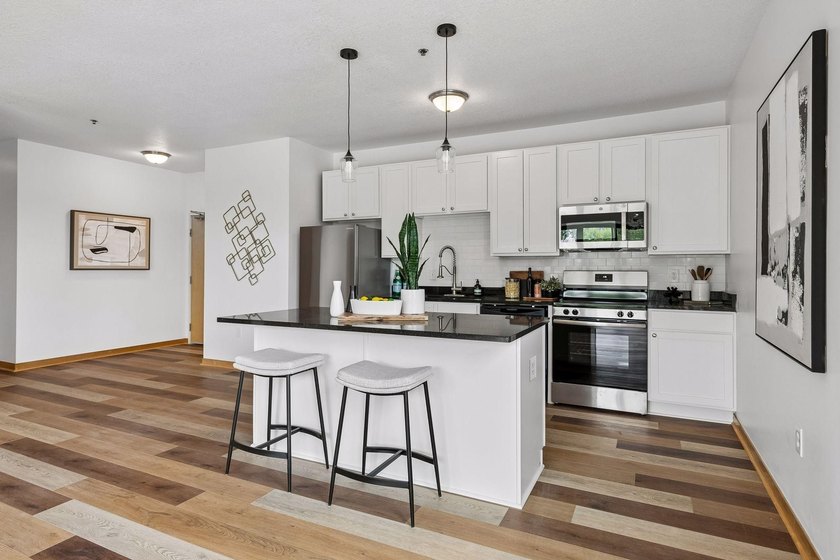 Enjoy elevated urban living in this light filled, freshly - photo 5