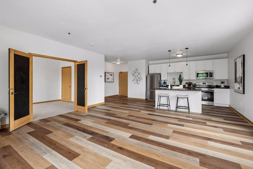 Enjoy elevated urban living in this light filled, freshly - photo 9