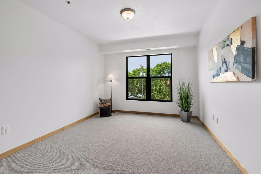 Enjoy elevated urban living in this light filled, freshly - photo 10