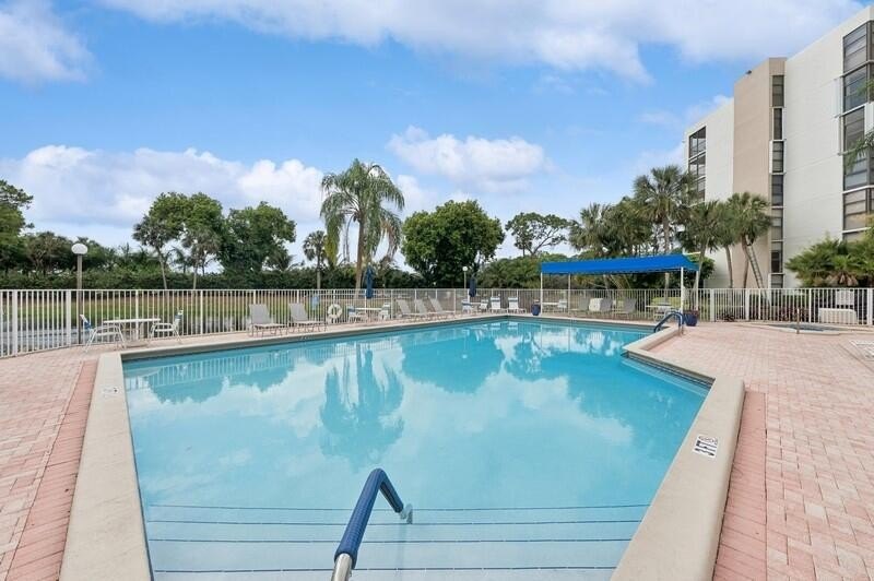 Totally renovated, updated condo detailed in beautiful neutral - photo 20