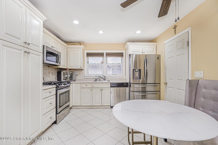 Beautiful raised ranch on large 40 x 107 lot. Level 1: Living - photo 4