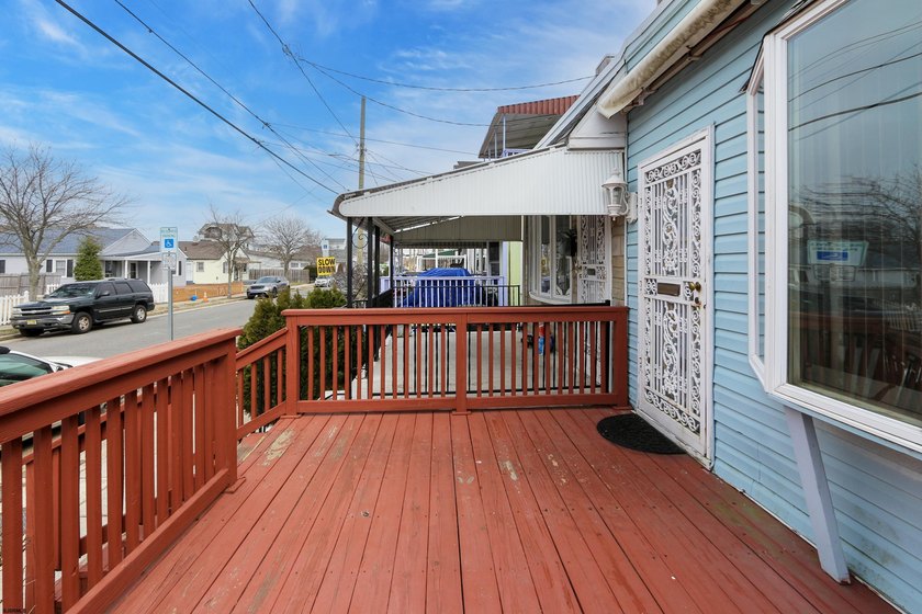 Short Sale Opportunity awaits! This 1,432 sq. ft. semi-detached - photo 4