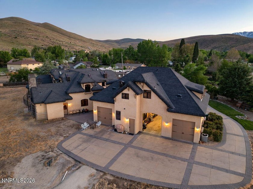 Offered for the first time in decades, this extraordinary custom - photo 8