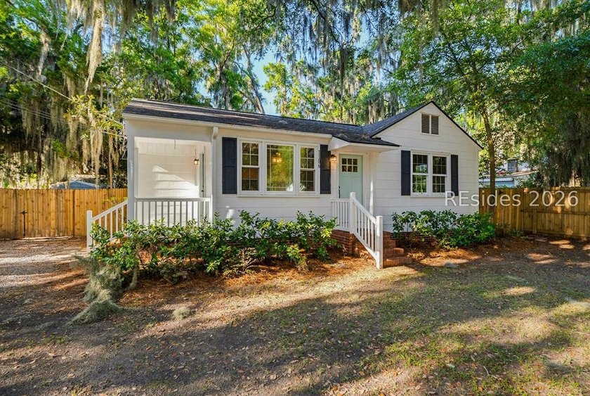 Charming Pigeon Point Cottage! Nestled in one of Beaufort's most - photo 3