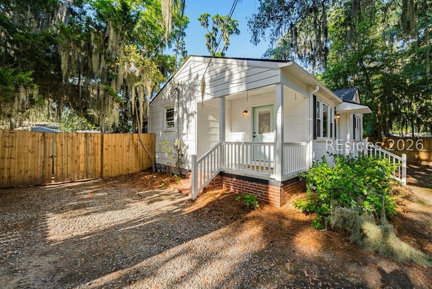 Charming Pigeon Point Cottage! Nestled in one of Beaufort's most - photo 5