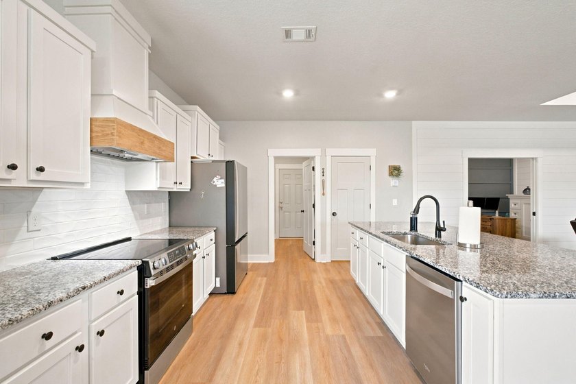 Welcome home to one of the area's most impressive newer - photo 2