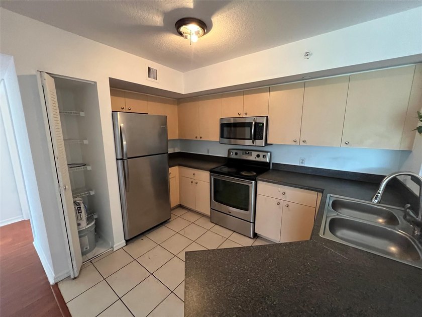 NO RESTRICTIONS...HUGE 3 BEDROOMS 2 BATHS..E SEE IT NOW...ALL - photo 32