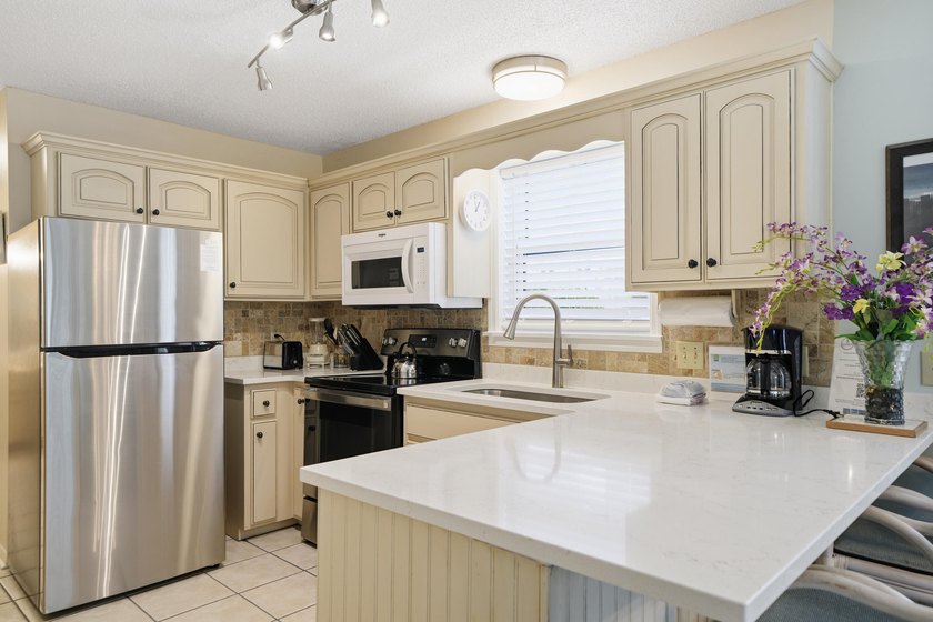 Amazing opportunity to own a 3-bedroom condo in the sought-after - photo 7